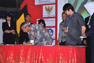 Fakultas Teknik Tandatangani MoU Dengan PT Hino Motors Sales Indonesia